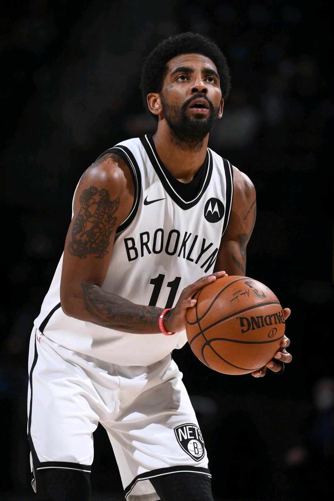 却折射出两 却折射出两